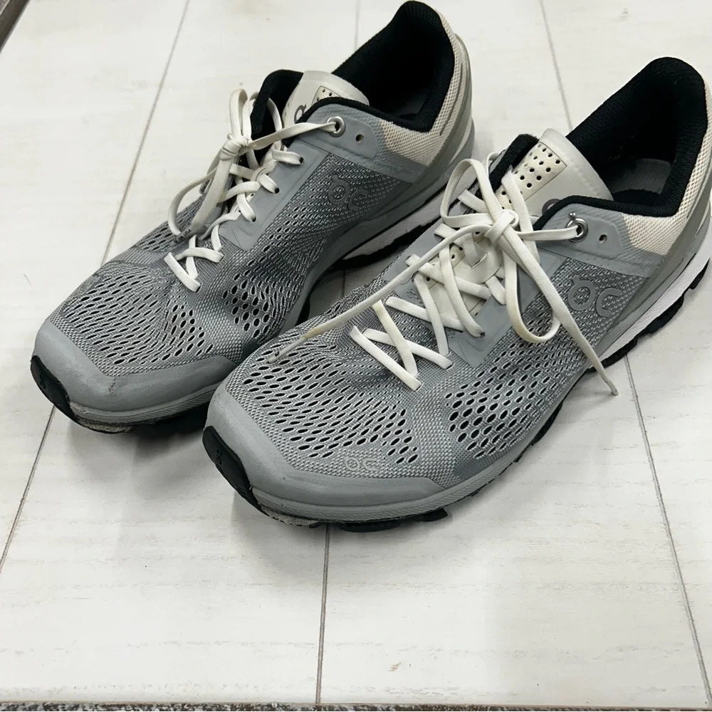 ON Cloudsurfer Glacier/Black‎ Womens 10.5 Grey Black White Preowned